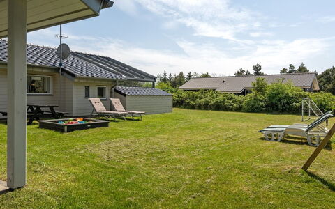 Thove - 600M from the Sea: Gras, Dach, Haus, Zuhause, Grundstueck, Rasen, Hütte, Garten, Ground, Schatten