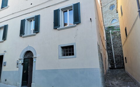 Casa Del Borgo: Eigentum, Fenster, Gebäude, Blau, Azurblau, Tür, Fassade, Stadt, Strasse