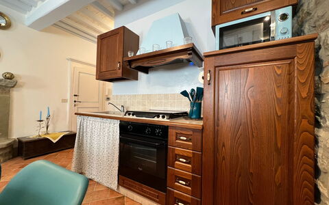 Casa Del Borgo: Cabinetry, Möbel, Eigentum, Countertop, Schublade, Küche, Herd, Holz, Haushaltsgerät, Küchengerät