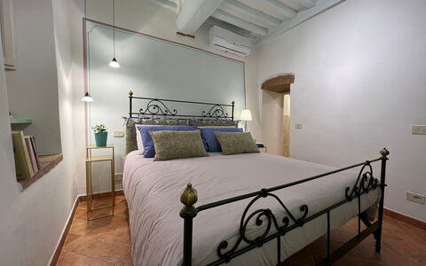 Casa Del Borgo: Möbel, Eigentum, Gebäude, Komfort, Bett, Bettrahmen, Interior Design, Fussboden, Holz