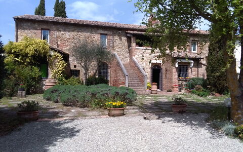 Villa Fulvia: Pflanze, Himmel, Fenster, Wolke, Gebäude, Baum, Haus, Strassenbelag, Wohngebiet, Hütte