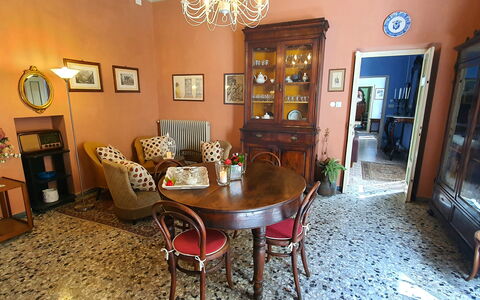 Residenza Otello: Bilderrahmen, Möbel, Eigentum, Tabelle, Stuhl, Couch, Holz, Beleuchtung, Interior Design, Fussboden