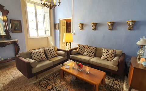 Residenza Otello: Braun, Tabelle, Bilderrahmen, Couch, Möbel, Eigentum, Pflanze, Holz, Gelb, Interior Design