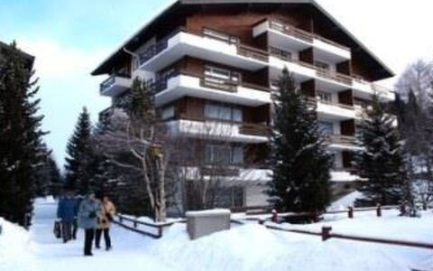 Sarazena: Himmel, Gebäude, Schnee, Baum, Urban Design, Wolke, Fenster, Steigung, Fassade