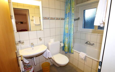 Sarazena: Sinken, Armatur, Eigentum, Zapfhahn, Spiegel, Lila, Badezimmer, Bad Sink, Toilette, Gebäude