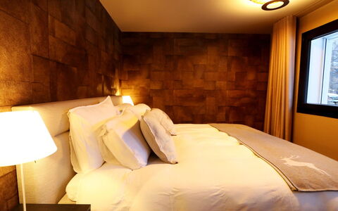 Hollywood 1: Eigentum, Möbel, Gebäude, Komfort, Licht, Holz, Beleuchtung, Textil, Interior Design, Bettrahmen