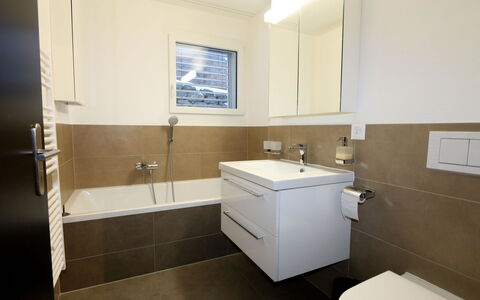 Hollywood 1: Spiegel, Zapfhahn, Armatur, Bad Sink, Sinken, Gebäude, Badezimmerschrank, Badezimmer, Interior Design, Holz