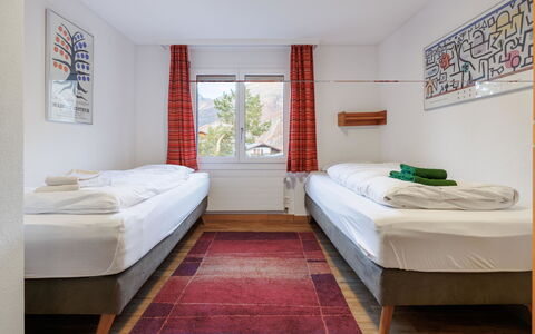 Everest: Interior Design, Möbel, Fussboden, Decke, Zimmer, Wohnung, Bett, Schlafzimmer, Bedding, Kissen