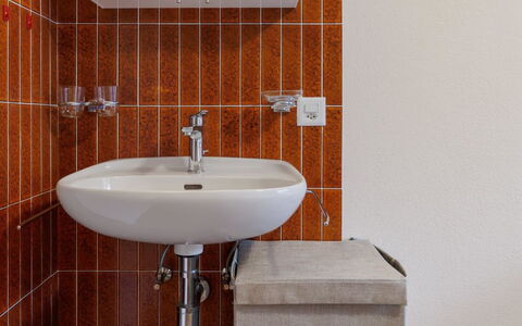 Everest: Bad Sink, Wand, Armatur, Flooring, Sinken, Zapfhahn, Fussboden, Interior Design, Badezimmer, Installation