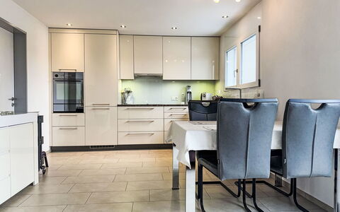 Luxenweid: Möbel, Interior Design, Flooring, Fussboden, Holz, Küche, Countertop, Stuhl, Decke, Cabinetry