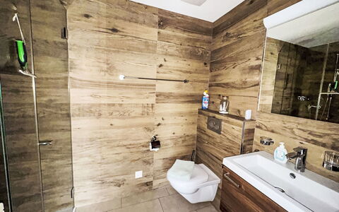 Luxenweid: Flooring, Holz, Fussboden, Interior Design, Armatur, Verbundwerkstoff, Installation, Badezimmer, Zimmer, Sinken