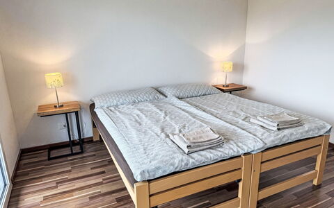 Luxenweid: Bett, Fussboden, Schlafzimmer, Flooring, Bedding, Bettdecke, Interior Design, Holz, Möbel, Holzboden