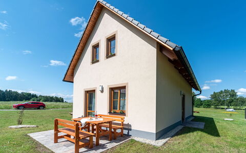 Bára 1: Himmel, Gebäude, Wolke, Fenster, Pflanze, Schatten, Grundstueck, Haus, Die Architektur, Hütte