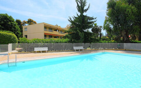Les Eucalyptus: Schwimmbad, Eigentum, Freizeit, Grundeigentum, Gebäude, Freizeitzentrum, Resort, Haus, Urlaub, Wohnung