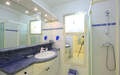 Les Eucalyptus: Badezimmer, Zimmer, Eigentum, Grundeigentum, Gebäude, Armatur, Decke, Interior Design, Fliese, Haus