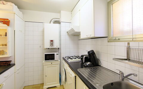 Les Eucalyptus: Zimmer, Eigentum, Küche, Countertop, Cabinetry, Möbel, Interior Design, Gebäude, Haus, Major Appliance