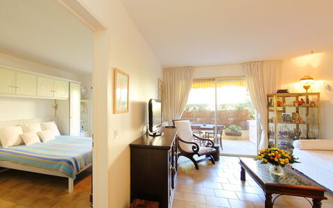Les Eucalyptus: Zimmer, Möbel, Eigentum, Schlafzimmer, Bett, Interior Design, Suite, Gebäude, Bettdecke, Bettrahmen
