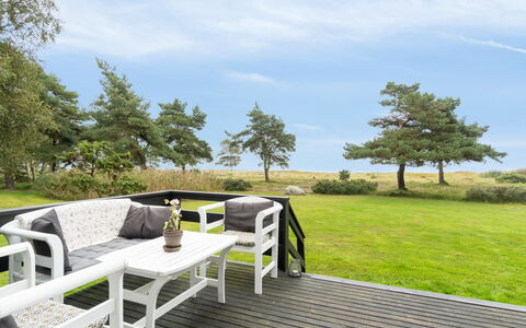 Lycka - 3Km from the Sea: Wohnung, Schatten, Balkon, Stuhl, Zaun, Gartenmöbel, Aluminium, Kunstrasen
