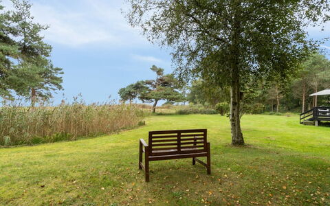 Lycka - 3Km from the Sea: Wohnung, Schatten, Balkon, Stuhl, Zaun, Gartenmöbel, Aluminium, Kunstrasen