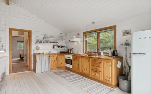 Lycka - 3Km from the Sea: Küche, Flooring, Countertop, Küchengerät, Holz, Möbel, Cabinetry, Decke, Interior Design, Fussboden