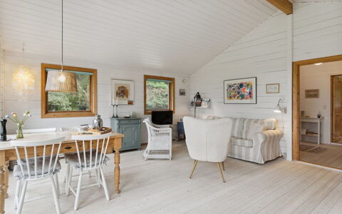 Lycka - 3Km from the Sea: Holz, Interior Design, Decke, Flooring, Fussboden, Beleuchtung, Light Fixture, Möbel, Zuhause, Wohnzimmer