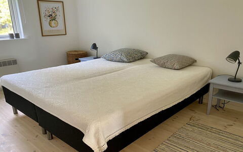 Lycka - 3Km from the Sea: Schlafzimmer, Bett, Möbel, Textil, Linens, Fussboden, Flooring, Bedding, Bettrahmen, Interior Design