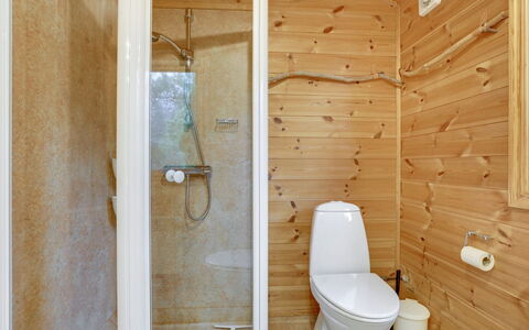 Lycka - 3Km from the Sea: Flooring, Holz, Fussboden, Armatur, Interior Design, Toilette, Decke, Badezimmer, Zimmer, Installation
