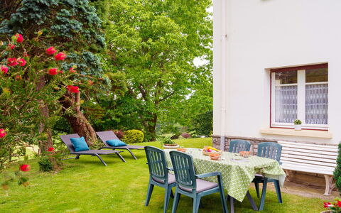 Lande Gaina: Pflanze, Gebäude, Himmel, Fenster, Haus, Die Architektur, Grundstueck, Schatten, Baum, Gras