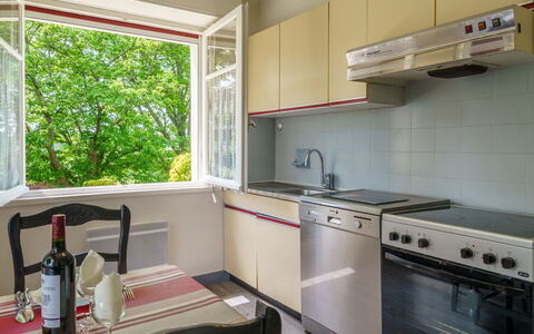 Lande Gaina: Eigentum, Cabinetry, Spüle, Countertop, Gebäude, Fenster, Zapfhahn, Sinken, Küche, Küchengerät