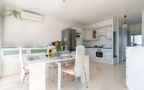 Le Beaupré: Tabelle, Möbel, Stuhl, Cabinetry, Interior Design, Flooring, Fussboden, Gebäude, Küche