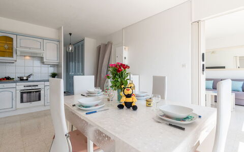 Le Beaupré: Tabelle, Blume, Eigentum, Pflanze, Orange, Interior Design, Schreibtisch, Fussboden, Küchengerät