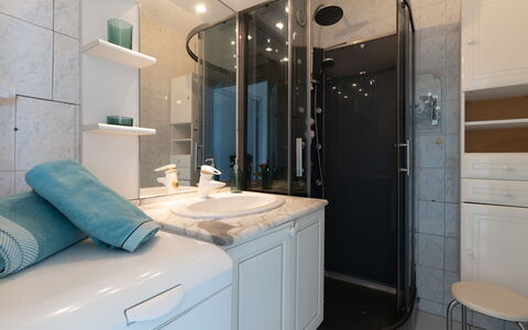 Le Beaupré: Spiegel, Zapfhahn, Armatur, Eigentum, Badezimmerschrank, Sinken, Cabinetry, Bad Sink, Gebäude, Badezimmer