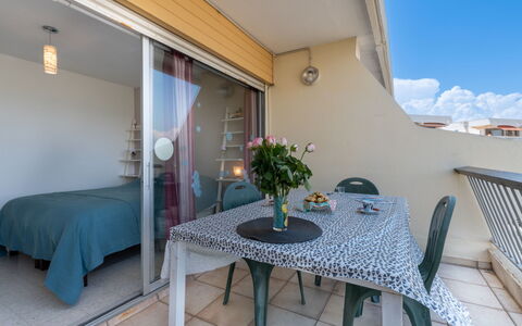 Le Beaupré: Blume, Möbel, Eigentum, Tabelle, Azurblau, Blau, Himmel, Pflanze, Interior Design, Holz
