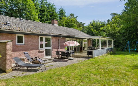 Ingebrit - 7Km from the Sea: Dach, Zuhause, Tür, Hütte, Schatten, Abstellgleis, Garten, Estate, Hinterhof
