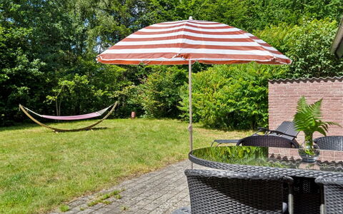 Ingebrit - 7Km from the Sea: Dach, Zuhause, Tür, Hütte, Schatten, Abstellgleis, Garten, Estate, Hinterhof