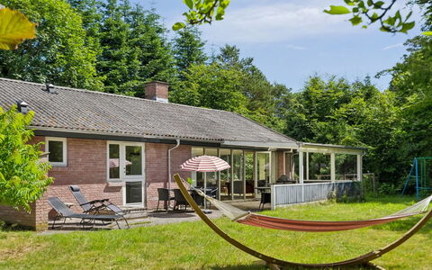 Ingebrit - 7Km from the Sea: Dach, Zuhause, Tür, Hütte, Schatten, Abstellgleis, Garten, Estate, Hinterhof