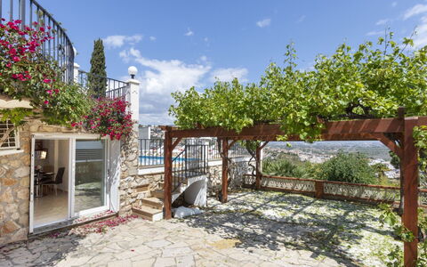 Villa Cuba: Wasser, Himmel, Gebäude, Pflanze, Eigentum, Schwimmbad, Azurblau, Baum, Fenster, Haus