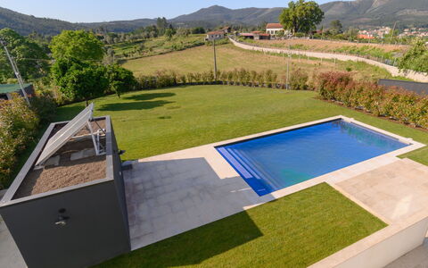 Douro Escape: Wasser, Himmel, Gebäude, Pflanze, Eigentum, Schwimmbad, Azurblau, Baum, Fenster, Haus