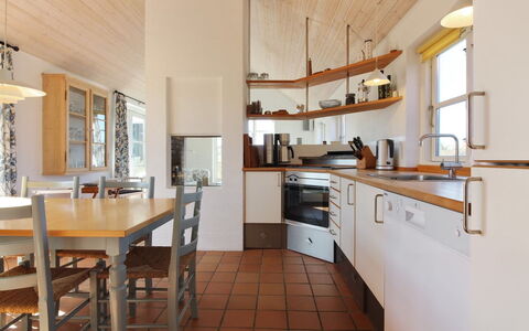 Nille - 100M from the Sea: Möbel, Küche, Interior Design, Flooring, Fussboden, Countertop, Holz, Decke, Cabinetry, Light Fixture