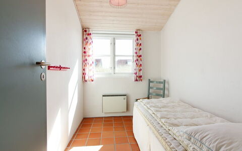 Nille - 100M from the Sea: Wand, Flooring, Holz, Fussboden, Interior Design, Decke, Schlafzimmer, Zimmer, Bett, Möbel