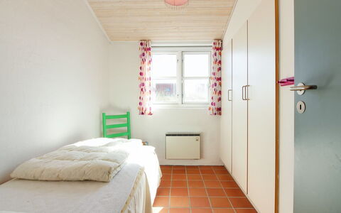 Nille - 100M from the Sea: Wand, Flooring, Fussboden, Interior Design, Holz, Schlafzimmer, Decke, Bett, Möbel, Zimmer