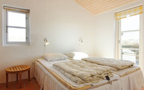 Nille - 100M from the Sea: Holz, Schlafzimmer, Fussboden, Flooring, Möbel, Bett, Bettdecke, Interior Design, Decke, Bedding
