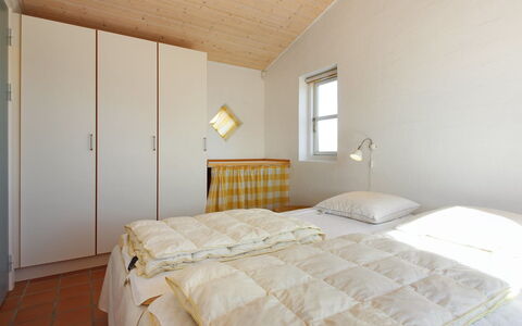 Nille - 100M from the Sea: Wand, Interior Design, Holz, Decke, Schlafzimmer, Fussboden, Bett, Flooring, Möbel, Zimmer
