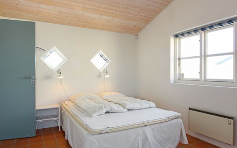 Nille - 100M from the Sea: Interior Design, Wand, Möbel, Fussboden, Flooring, Bett, Schlafzimmer, Decke, Holz, Zimmer