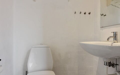 Nille - 100M from the Sea: Badezimmer, Toilleten Sitz, Armatur, Wand, Toilette, Bad Sink, Flooring, Fussboden, Weiss, Interior Design