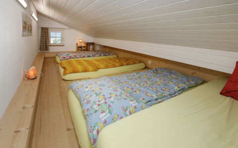 Brienzwiler 125: Holz, Interior Design, Decke, Möbel, Schlafzimmer, Fussboden, Bett, Flooring, Zuhause, Dachboden