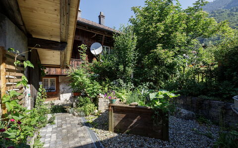 Brienzwiler 125: Strauch, Garten, Ground, Hütte, Frühling, Flagstone, Hinterhof, Blumentopf, Landscaping