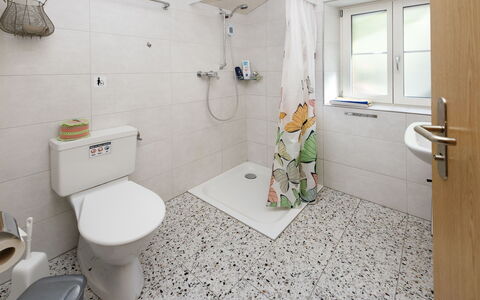 Brienzwiler 125: Badezimmer, Armatur, Flooring, Fussboden, Interior Design, Toilette, Toilleten Sitz, Installation, Zapfhahn, Sinken