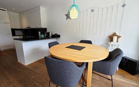 Sonnenbergweg 5: Möbel, Interior Design, Flooring, Stuhl, Fussboden, Holz, Tabelle, Küche & Esszimmer Tisch, Zimmer, Beleuchtung