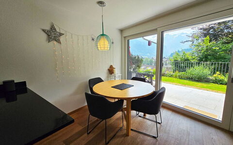 Sonnenbergweg 5: Möbel, Interior Design, Flooring, Fussboden, Holz, Stuhl, Tabelle, Decke, Küche & Esszimmer Tisch, Holzboden